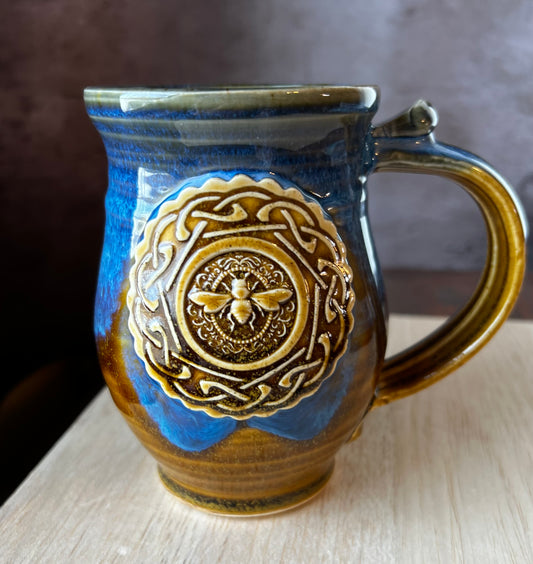 Ceramic mug with honeybee wrapped by a Celtic not